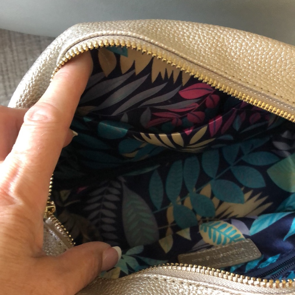 Elizabeth Grant Metallic Crossbody Bag in Gold - Picture 6 of 10